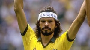 Imagem clássica de Sócrates com a camisa da Seleção